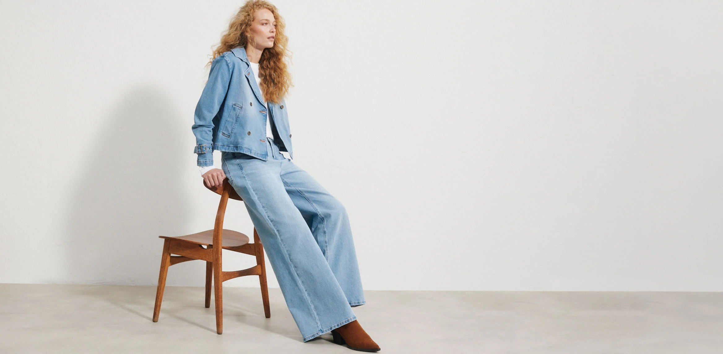 Kollekció: WIDE LEG JEANS WKeskeny csípő vagy nőies idomok? Esetleg magas vagy nagyon alacsony testmagasság? Ez a különleges, extrán bő szárú nadrágfazon szinte mindenkinek jól áll, és remekül alkalmas arra, hogy elfedje az esetleges alaki hibákat.