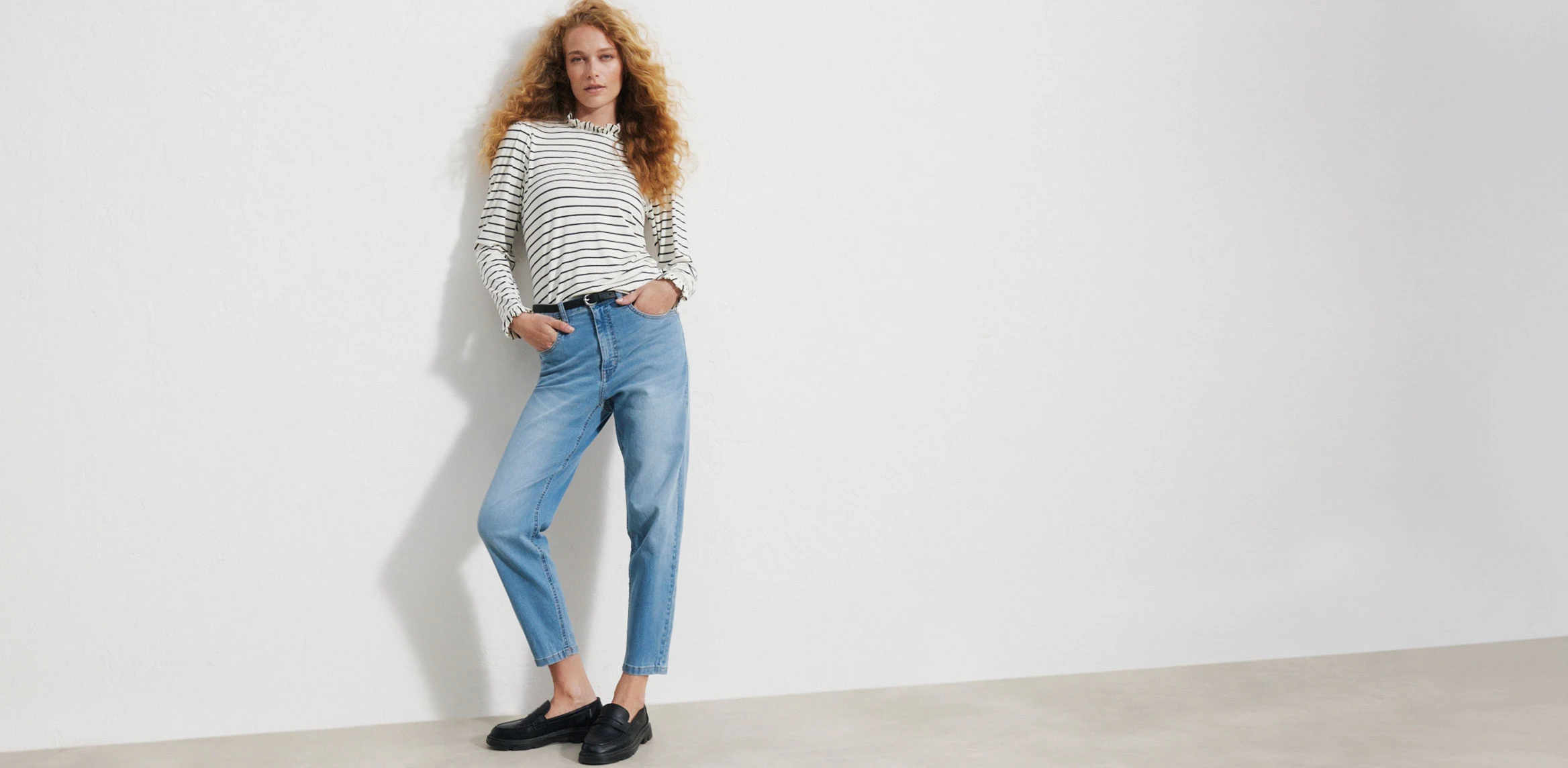 Kolekcja: MOM JEANS Charakteryzują się wysokim stanem oraz zwężającymi się ku dołowi nogawkami. Mamy wiedzą, co dobre, dlatego już dziś sięgnij po ten modny, jeansowy krój, który doskonale odnajdzie w codziennych stylizacjach.