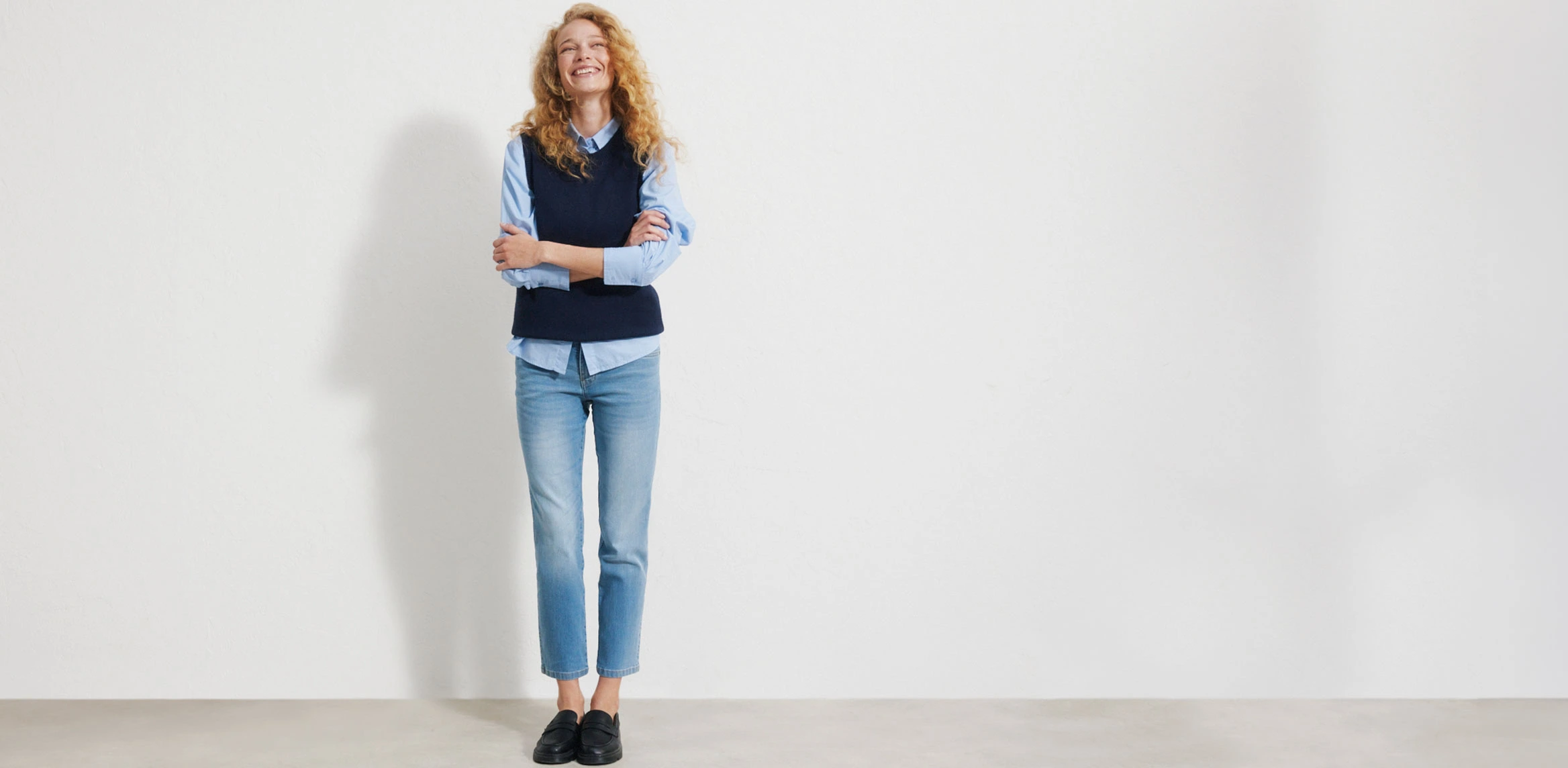 Kollekció: STRAIGHT FIT A női ruhatár klasszikusa. A nadrág egyenes szárú szabása időtlen kedvenc. Szinte minden alkatra jól áll, és végtelen stíluslehetőséget kínál.