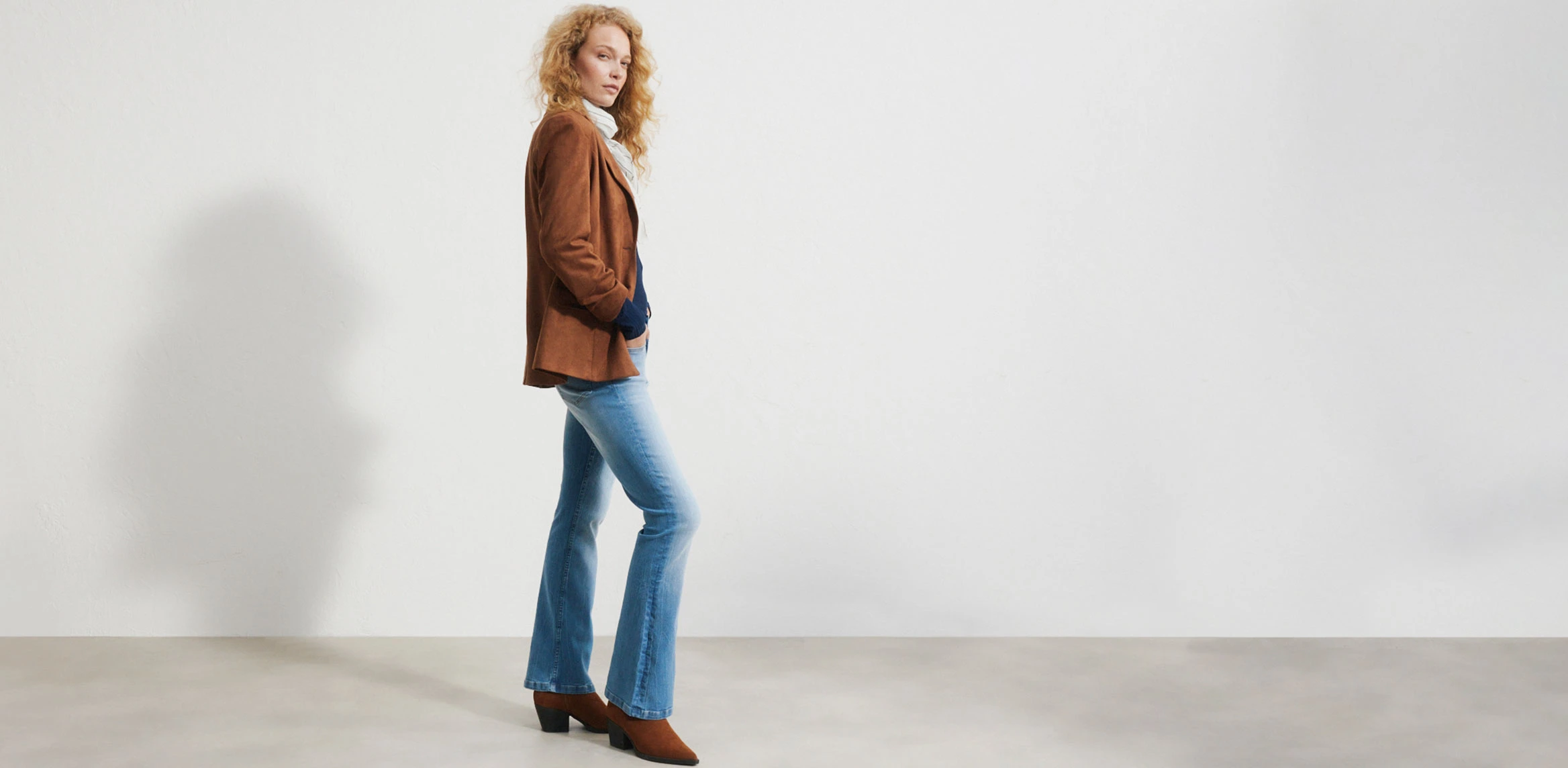 Kolekcja: FLARED JEANS Zrodzone w latach 70. i wciąż modne jeansy o szerszym kroju, optycznie wydłużają sylwetkę oraz pozwalają stworzyć stylizację inspirowaną modą sprzed lat.