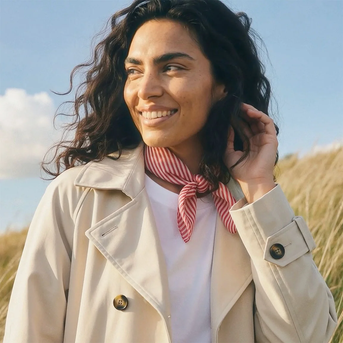 Bézs ballonkabát, alatta fehér felsőrész.