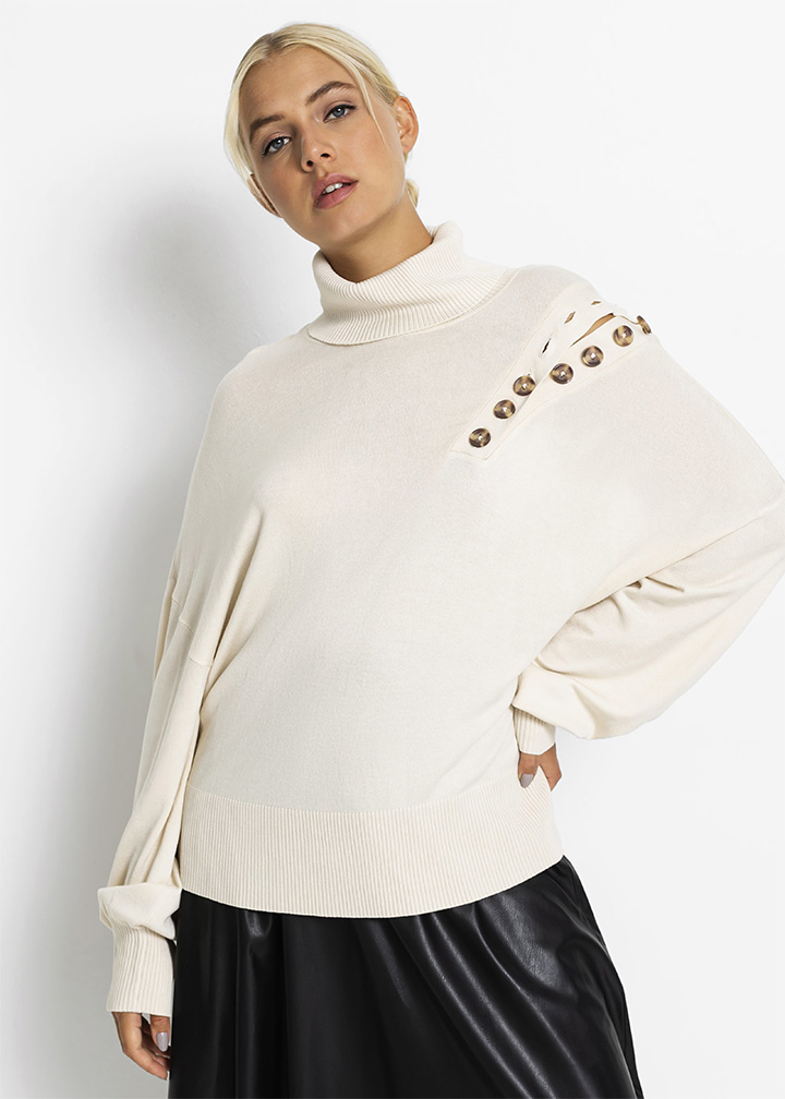 Garbó nyakú pulóver fenntartható viszkózzal és gombokkal kavicsbézs