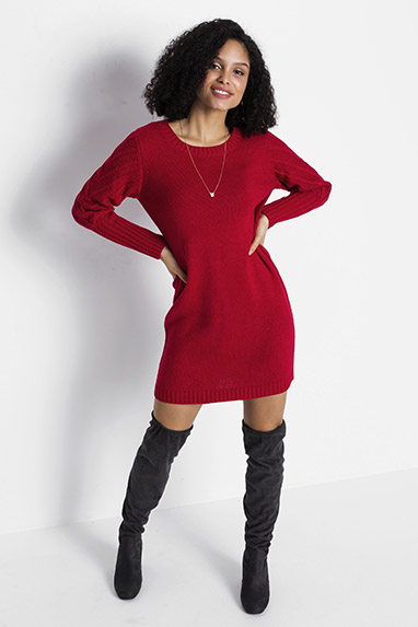 Kötött ruha csipkével