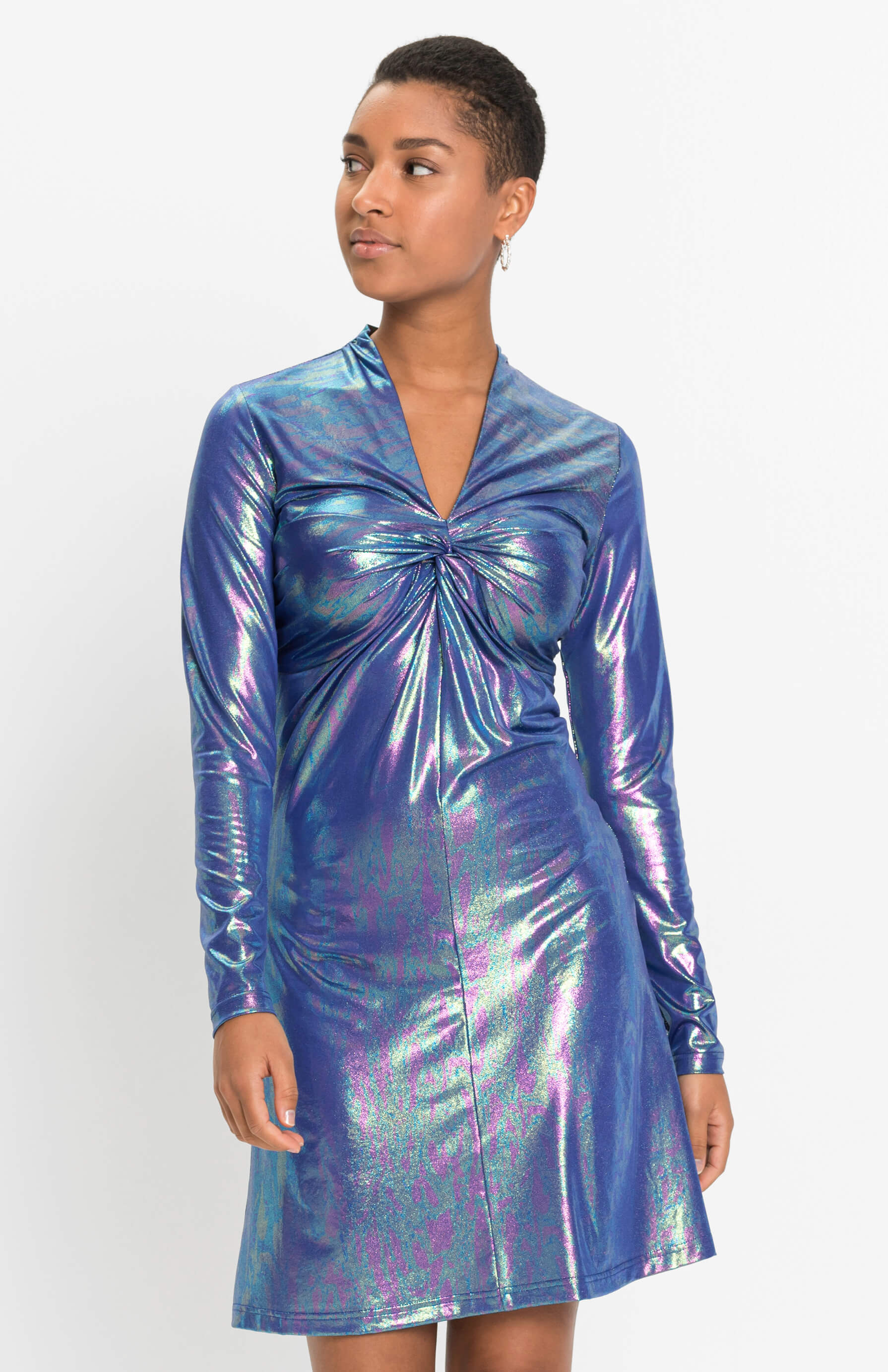 Ruha hosszú ujjakkal és V-nyakkivágással